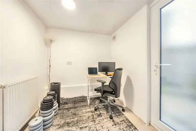 Stylish 2-Bed Semi-Detached House with Home Office Potential