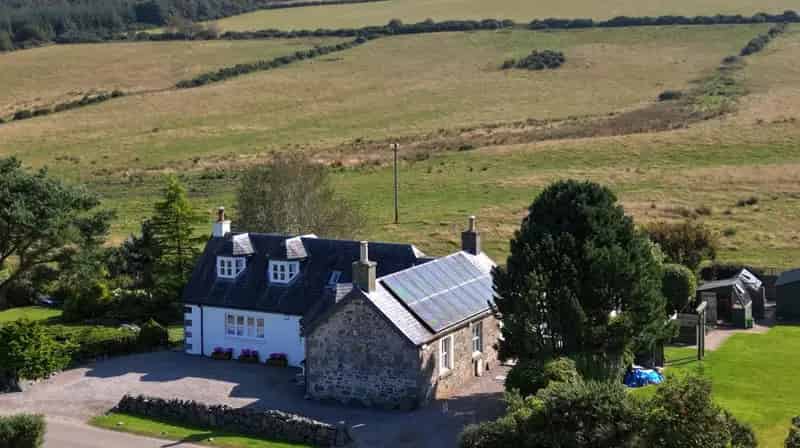 Burnside Cottage: Stunning Views, Extended Accommodation, 0.6-Acre Garden