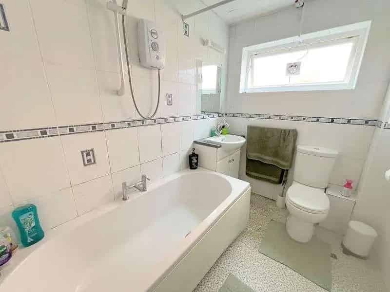 2 Bed Flat for Sale Near New Milton Town Centre