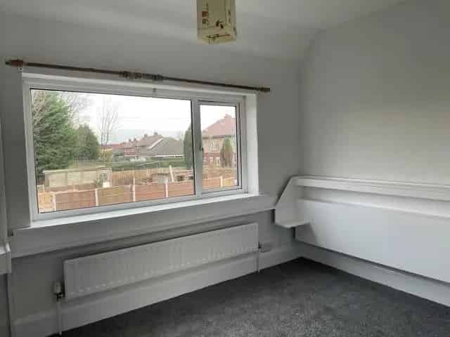 3 Bed Semi-Detached House Doncaster Large Garden Driveway Parking