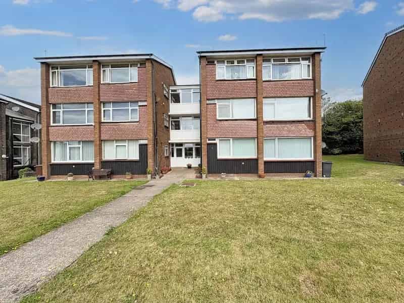 2 Bedroom Top Floor Flat for Sale in Cardiff No Onward Chain