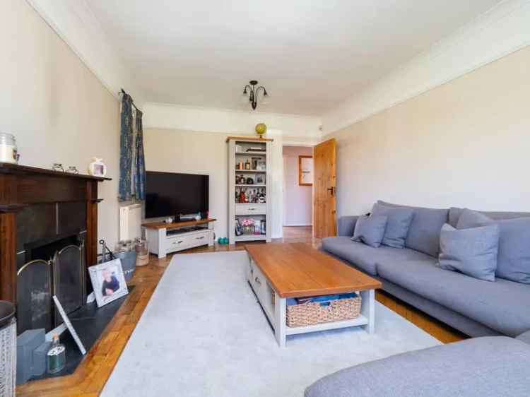 Bungalow to rent with 4 bedrooms, Yew Tree Bottom Road, Epsom