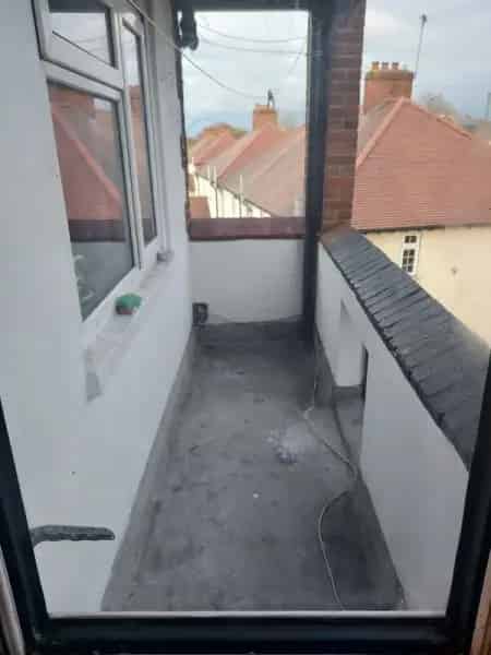 Spacious 1-Bed Flat Near River with Large Balcony and Kitchen