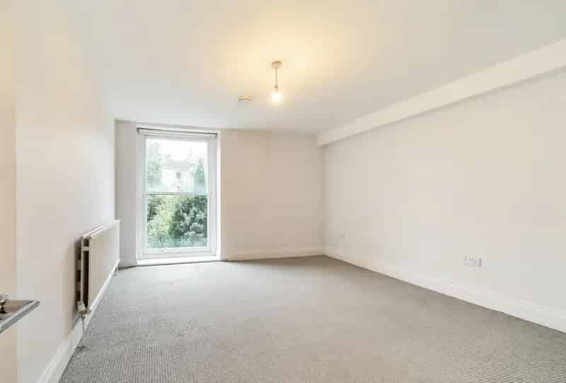 3 Bedroom Maisonette for Sale