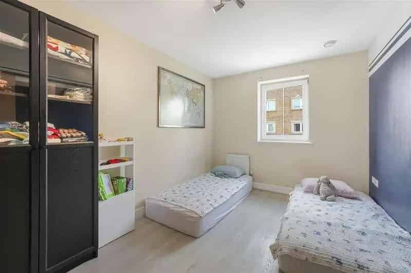 2 Bed Flat for Sale Raynes Park