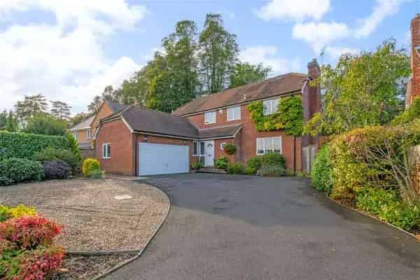 Spacious Family Home near Marlow Henley with 5 Bedrooms and 3 Reception Rooms