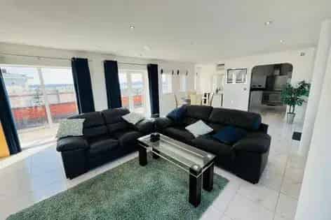 Luxury 2-Bedroom Penthouse Apartment in Southampton