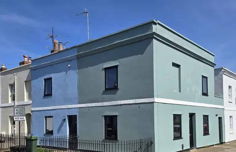 2 Bedroom Townhouse Cheltenham Tivoli - Airbnb Potential