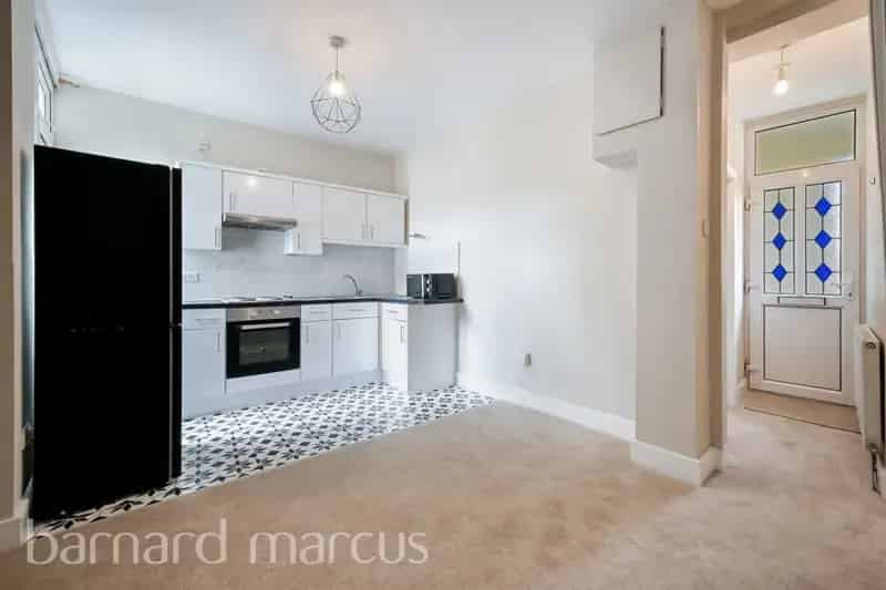 Ground Floor Maisonette Near Southfields Town - Two Bedrooms - Private Garden
