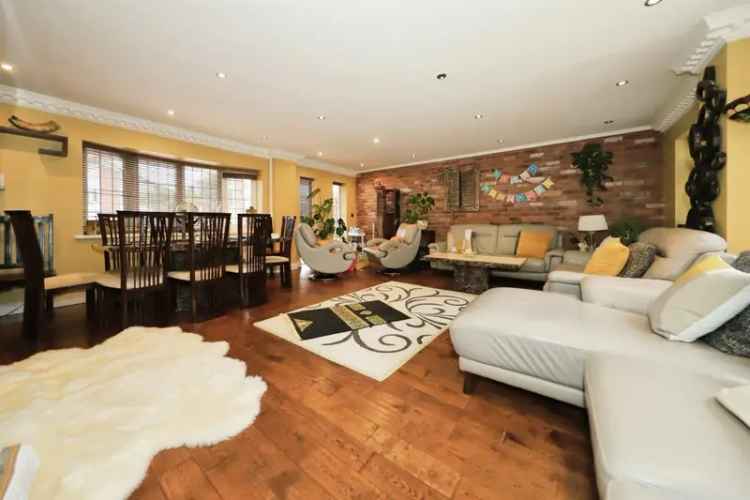 5 Bedroom Detached House With 6 Car Driveway and Summer House
