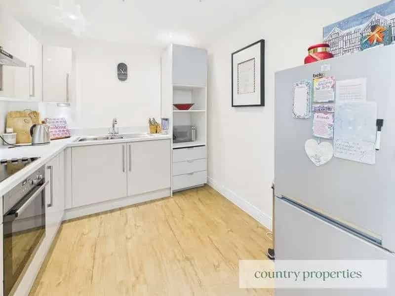 2 bed flat for sale