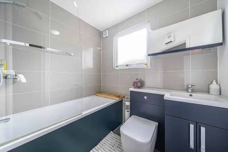 Three Double Bedroom Flat near Tooting Broadway Station