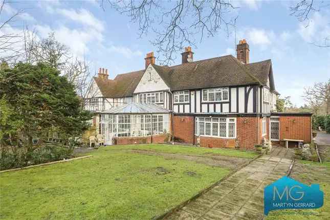 5 Bedroom Semi-Detached House for Sale in London