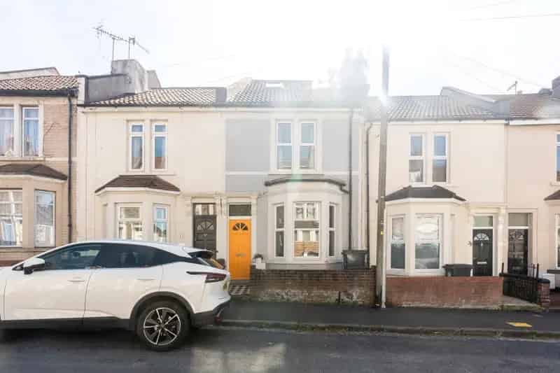 3 Bedroom Terraced House Bristol Modern Amenities