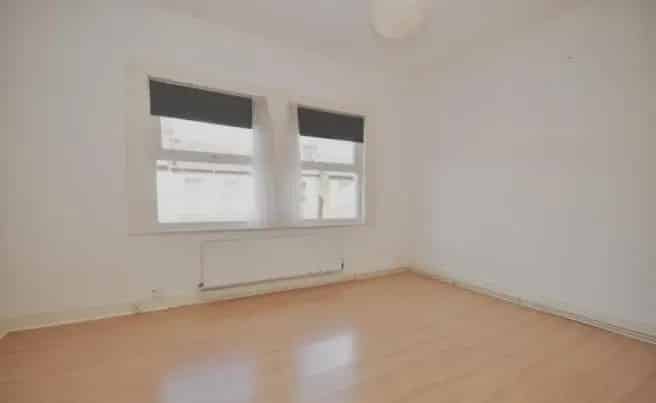 Refurbished Flat near Sutton Common Station - Private Garden