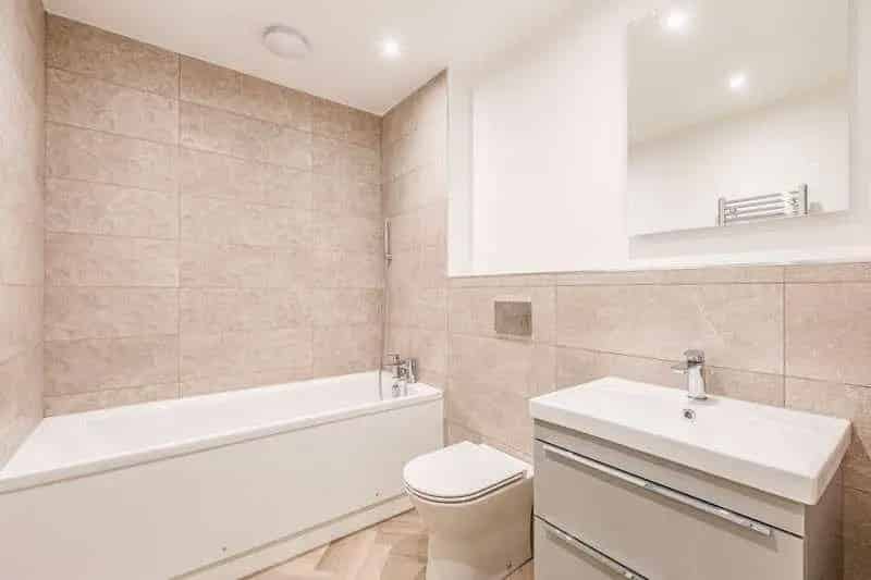 2 Bed Flat for Sale in West Byfleet - Modern Apartment
