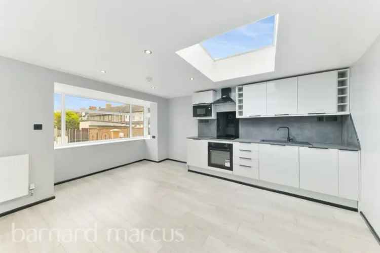 Spacious One Bedroom Freehold House  CR4 SW19 Borders