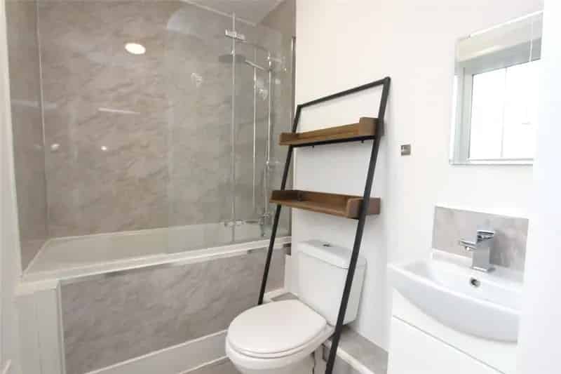 1 Bedroom Flat Leigh on Sea Newly Painted Close to Beach and Station