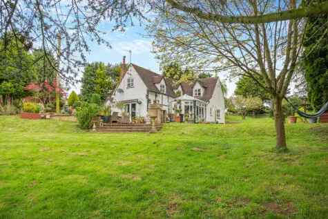 18th Century 4-Bedroom Cottage Near Holt Fleet