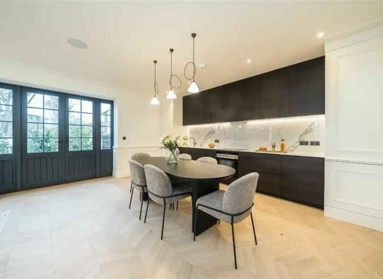 Stunning 3-Bed Mews Home - Contemporary Elegance and Functionality