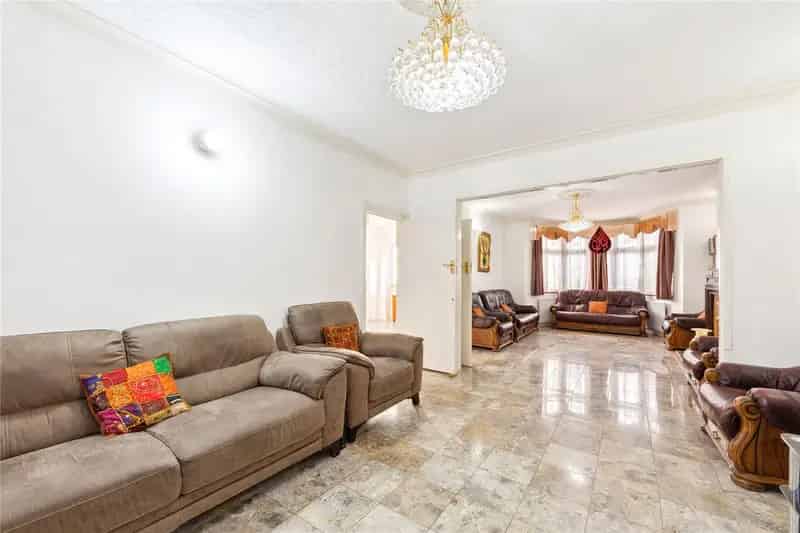 5 Bedroom Semi-Detached House for Sale Chambers Lane London