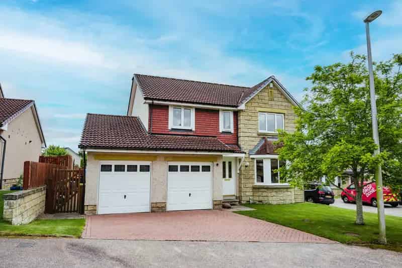 4 Bedroom Detached House with Garden and Double Garage
