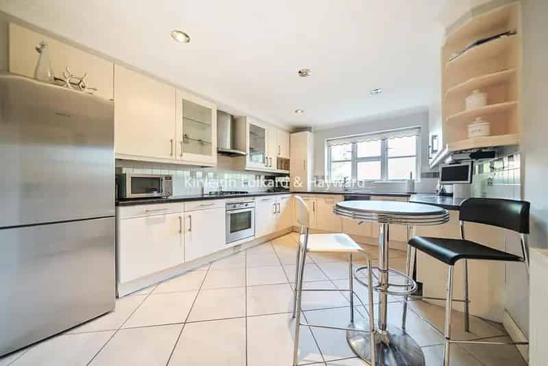 Two Bedroom Flat Stunning Open Plan Living Room En Suite End of Chain