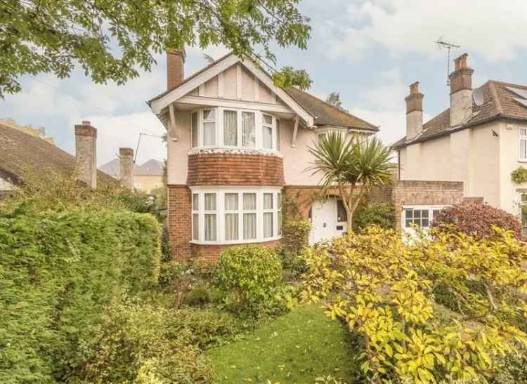 Three Bedroom Detached House with Garage and Garden