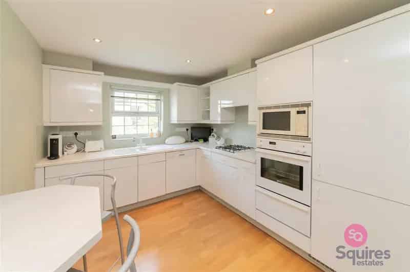 2 Bedroom Flat Hendon Share of Freehold Garage En Suite