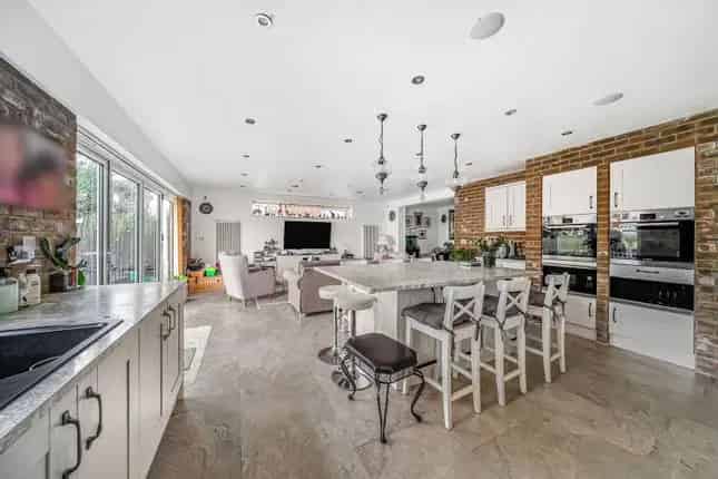 7 Bedroom House for Sale in Cricklewood NW2