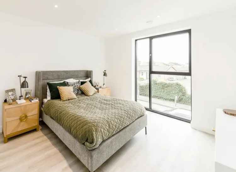 2-Bedroom Duplex with Balcony and Private Garden Near Wimbledon