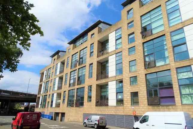 Flat to rent in Carnoustie Street, Glasgow G5