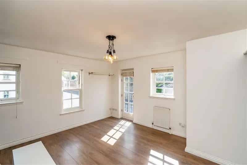 2 Bed Flat First Floor Prestonpans Bright Spacious Private Parking
