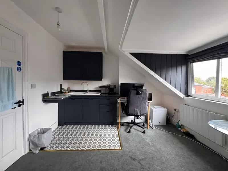 1 Bedroom House with Self Contained Studio To Rent