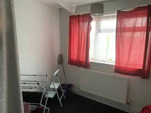 2 Bedroom Flat Swap Near London Train Station