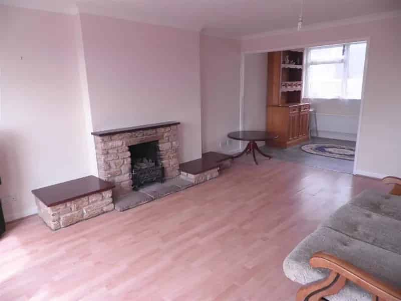 3 Bedroom House with Annexe Studio Apartment Driveway Parking Gardens