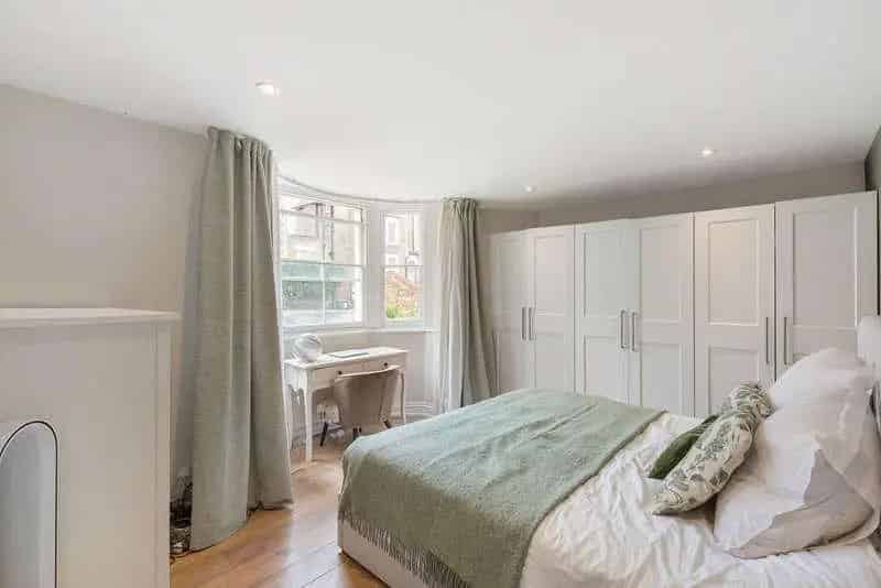 2 Bed Flat for Sale in Richmond Hill