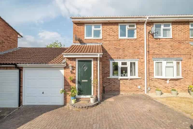 3 Bedroom Semi-Detached House for Sale in Basingstoke