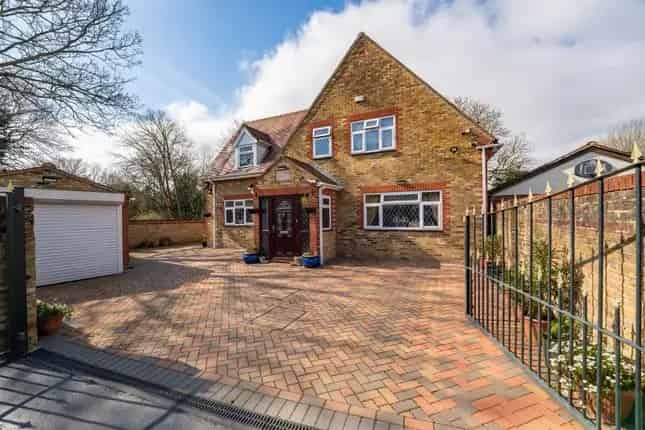 5 Bedroom Detached House for Sale in The Fairway Hanwell W7