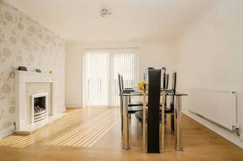 3 Bed Semi-Detached House with Garden and Driveway