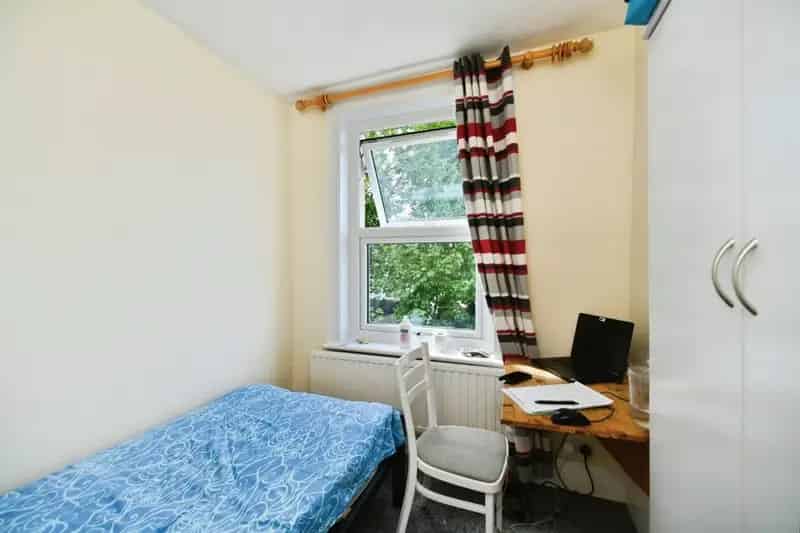 Spacious 3-Bed House with Garden Near Universities