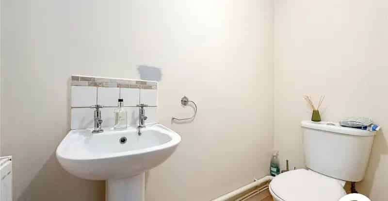 3 Bedroom Family Home Near Schools and Station