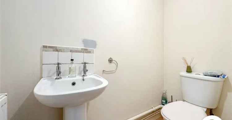 3 Bedroom Family Home Near Schools and Station