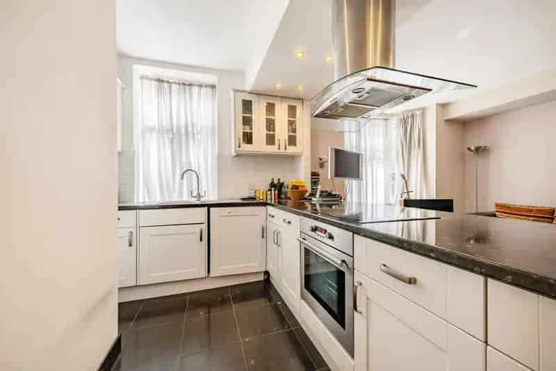 Large One Bedroom Art Deco Flat Near Shops and Transport