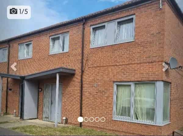 4 Bedroom Semi Detached House with Private Garden