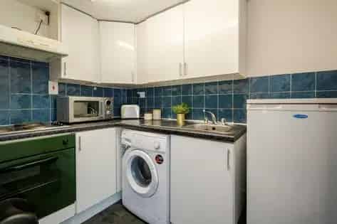 1 Room Studio Flat 51m² Leeds - Central Heating Included