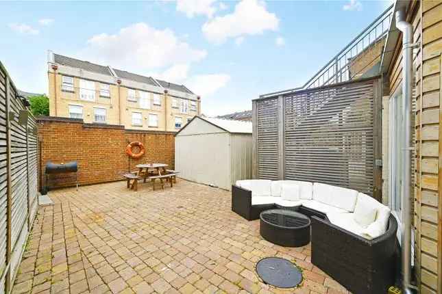 Flat for sale in Manchester Road, Isle Of Dogs, London E14