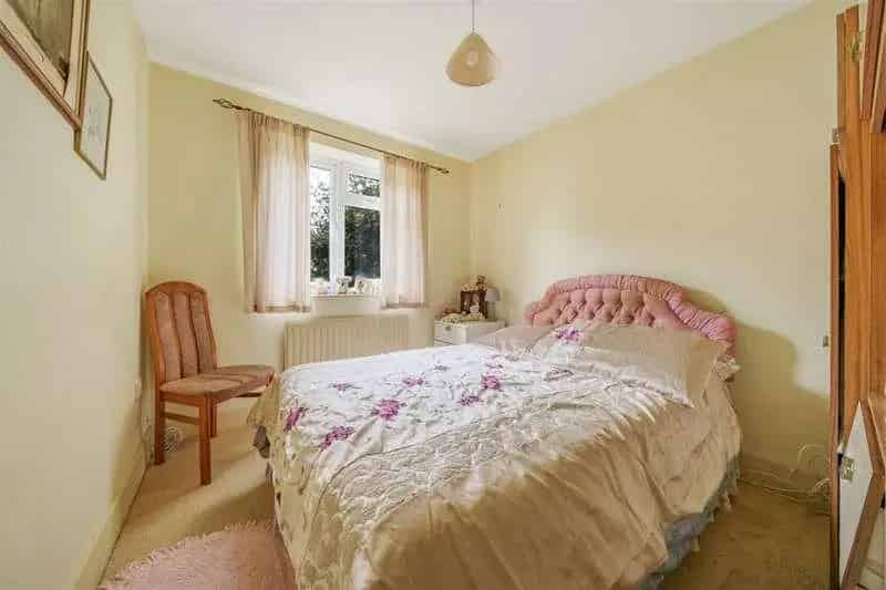 2 Bed Flat for Sale in Storrington - Central Location