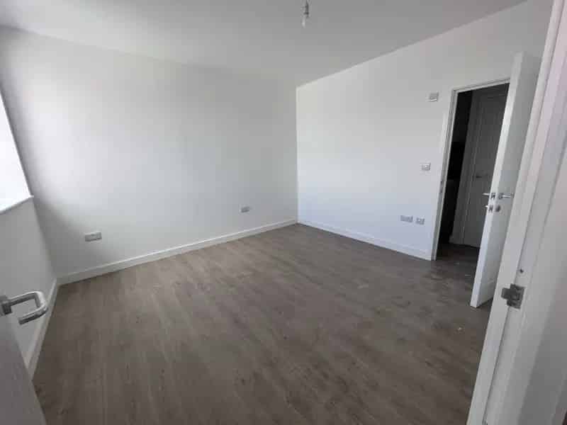 Town Centre Apartment Near HPC One Double Bedroom Nearly New