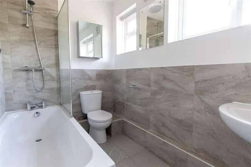 2 Bed Flat for Sale Haywards Heath - Garage - No Onward Chain